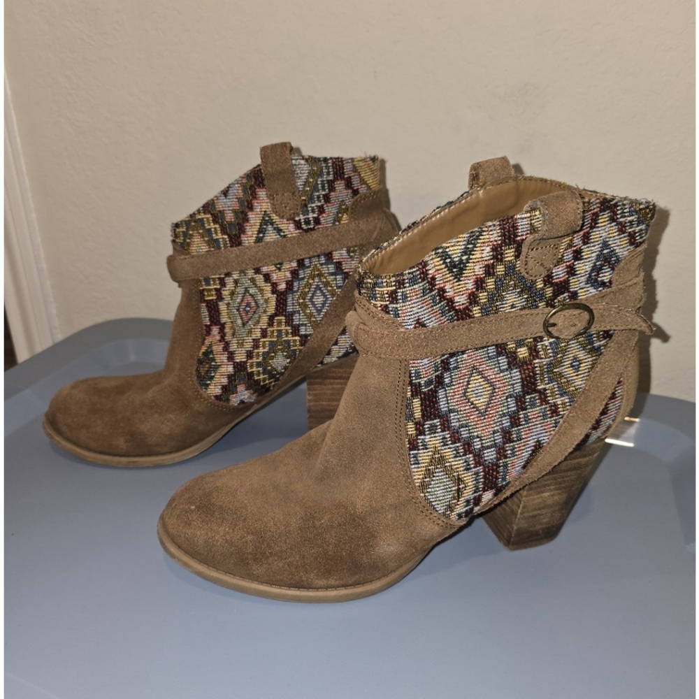 American Eagle Tapestry Boots Booties Womens Size 9